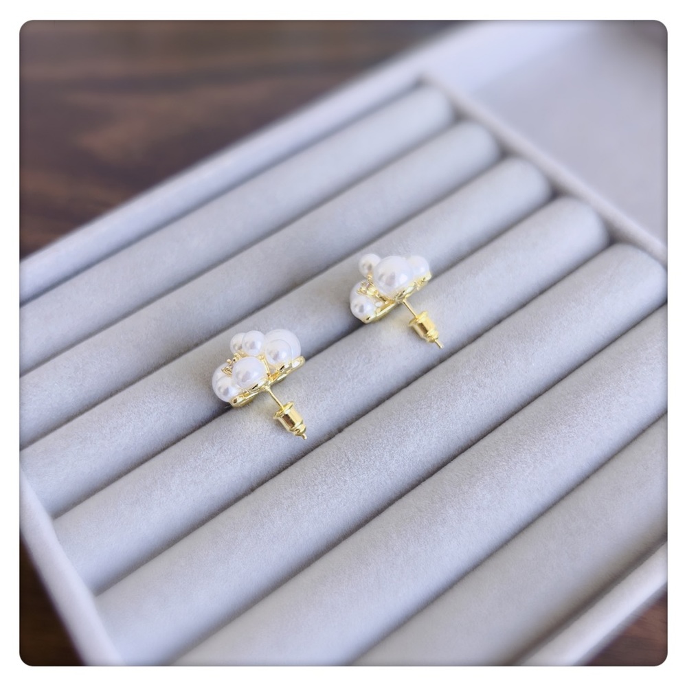 ✨NEW LAUNCH✨Flower style white pearl earrings for women, party, girls - Picture 4 of 4